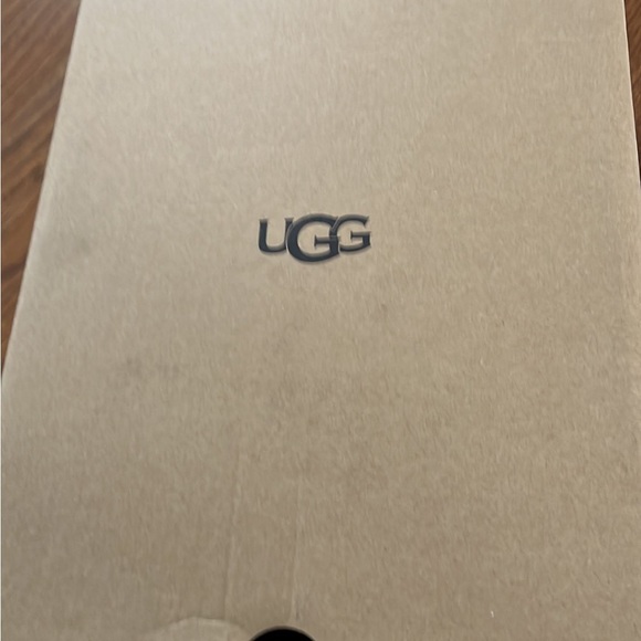 UGG SLIPPERS - NEW - Picture 2 of 8